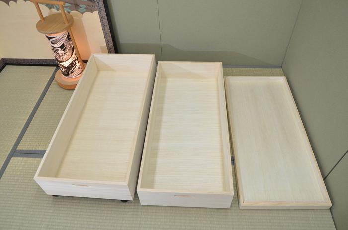 着物 収納ケース 桐衣装ケース 桐箱2段 二段レギュラー キャスター付き 着物用 桐衣裳ケース　桐衣装箱 桐箱 レギュラー 肥前桐民芸 国産品 桐たんす 桐箪笥 桐タンス 和家具 日本製 着物 価格 激安 関東～九州送料無料 浅型 深型 国産 市やまオリジ 商品画像2：桐たんすの京都市やま