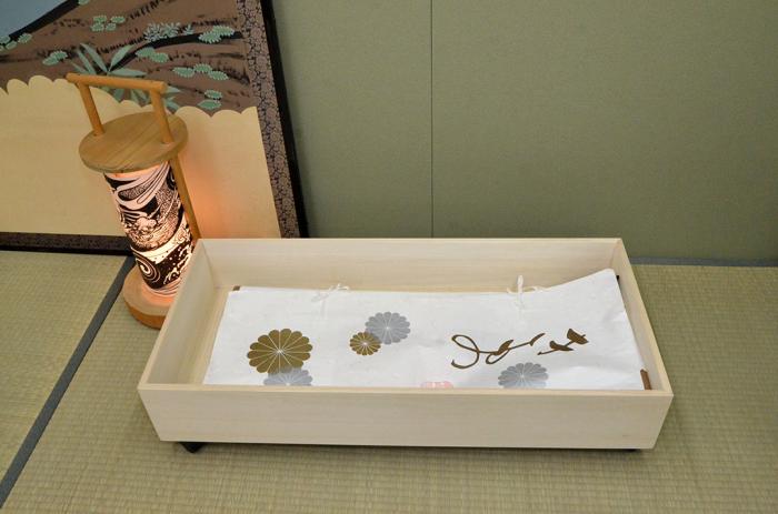 着物 収納ケース 桐衣装ケース 桐箱2段 二段レギュラー キャスター付き 着物用 桐衣裳ケース　桐衣装箱 桐箱 レギュラー 肥前桐民芸 国産品 桐たんす 桐箪笥 桐タンス 和家具 日本製 着物 価格 激安 関東～九州送料無料 浅型 深型 国産 市やまオリジ 商品画像4：桐たんすの京都市やま