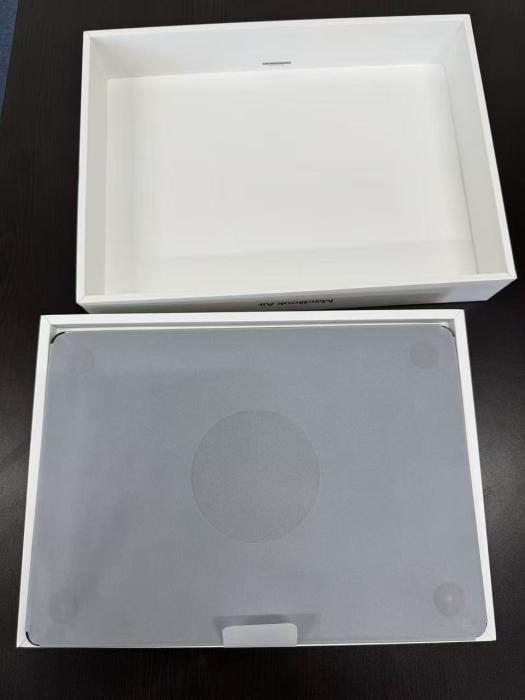 展示品MacBook Air Liquid Retinaディスプレイ 13.6 MLY33J/A [ミッドナイト]保証期間１ヶ月　こちらの商品は使用頻度の少ない量販店店頭展示品でございます。 多少の展示キズが有りますが、綺麗な状態です。 商品画像3：EC－TOPショップ