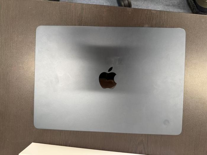 展示品MacBook Air Liquid Retinaディスプレイ 13.6 MLY33J/A [ミッドナイト]保証期間１ヶ月　こちらの商品は使用頻度の少ない量販店店頭展示品でございます。 多少の展示キズが有りますが、綺麗な状態です。 商品画像4：EC－TOPショップ