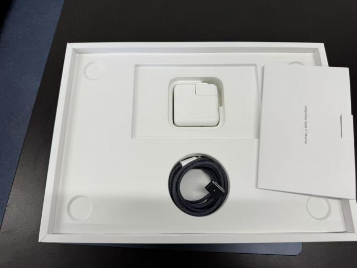 展示品MacBook Air Liquid Retinaディスプレイ 13.6 MLY33J/A [ミッドナイト]保証期間１ヶ月　こちらの商品は使用頻度の少ない量販店店頭展示品でございます。 多少の展示キズが有りますが、綺麗な状態です。 商品画像5：EC－TOPショップ