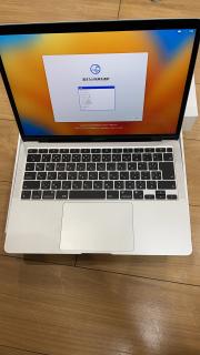 展示品MacBook Air Retinaディスプレイ 13.3 MGN93J/A [シルバー]保証期間１ヶ月  こちらの商品は使用頻度の少ない量販店店頭展示品でございます。 多少の展示キズが有りますが、綺麗な状態です。の通販なら: EC－TOPショップ  [Kaago(カーゴ)]